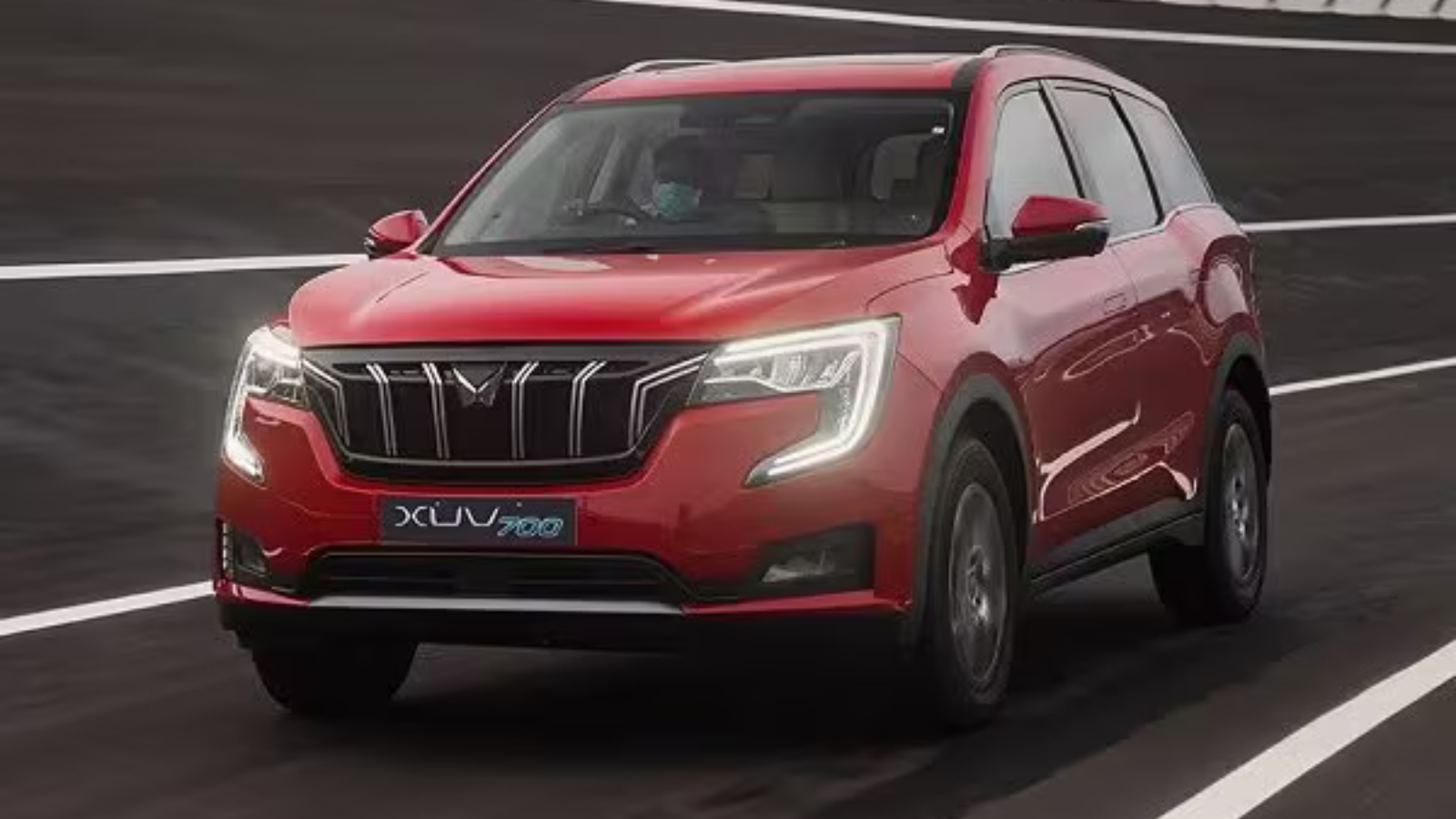 Mahindra XUV700 MX Petrol MT 7 STR